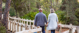 Hilton-head-couple-on-path.jpg